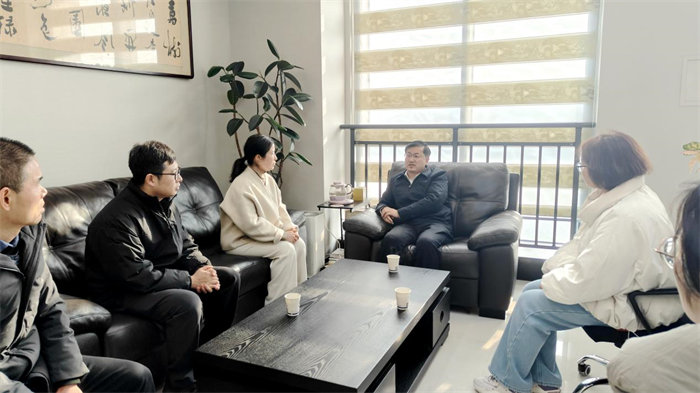 伍家岗区委副书记、区长吴晓军到公司走访慰问