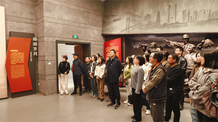 缅怀革命先烈 汲取奋进力量