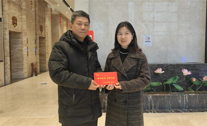 伍家岗区委统战部常务副部长易启君一行到湖北华审走访慰问