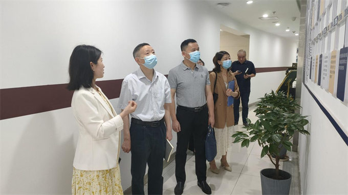 宜昌市档案馆馆长李方富一行莅临湖北华审走访调研